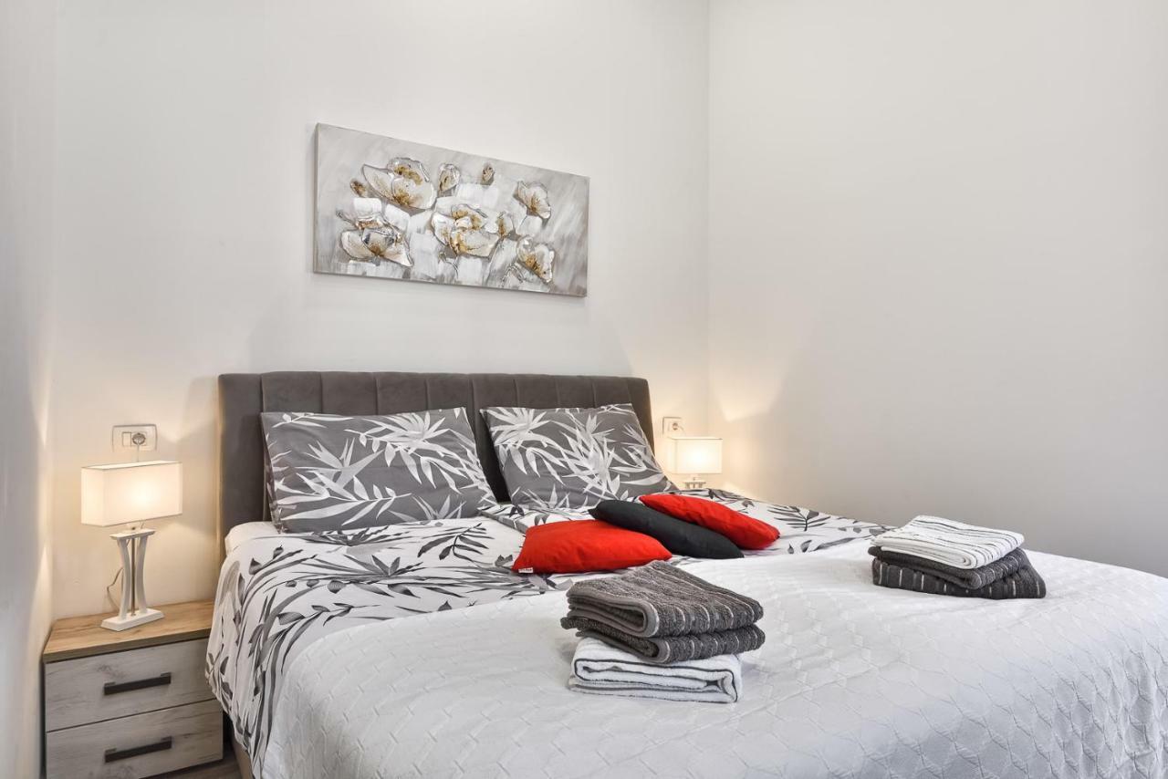 Apartment 20M From Arena Pula Exteriér fotografie