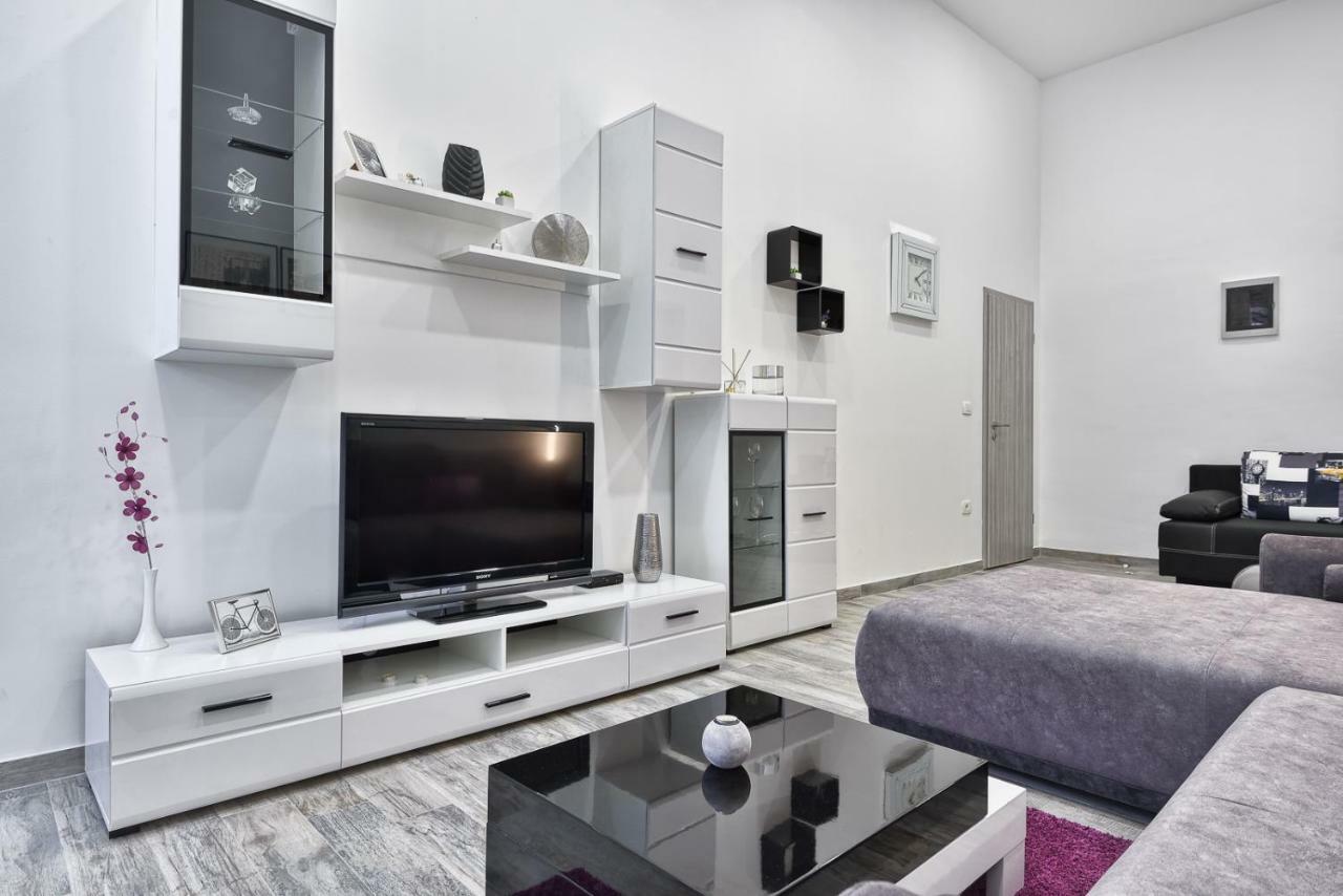 Apartment 20M From Arena Pula Exteriér fotografie